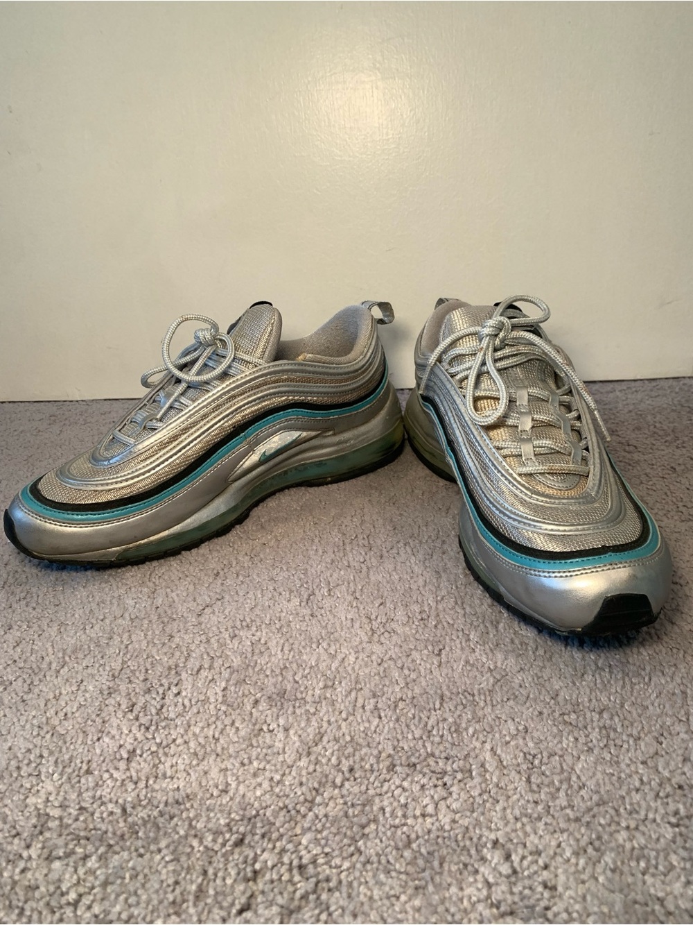NIKE Men’s Silver Metallic Sneakers with Teal Accent